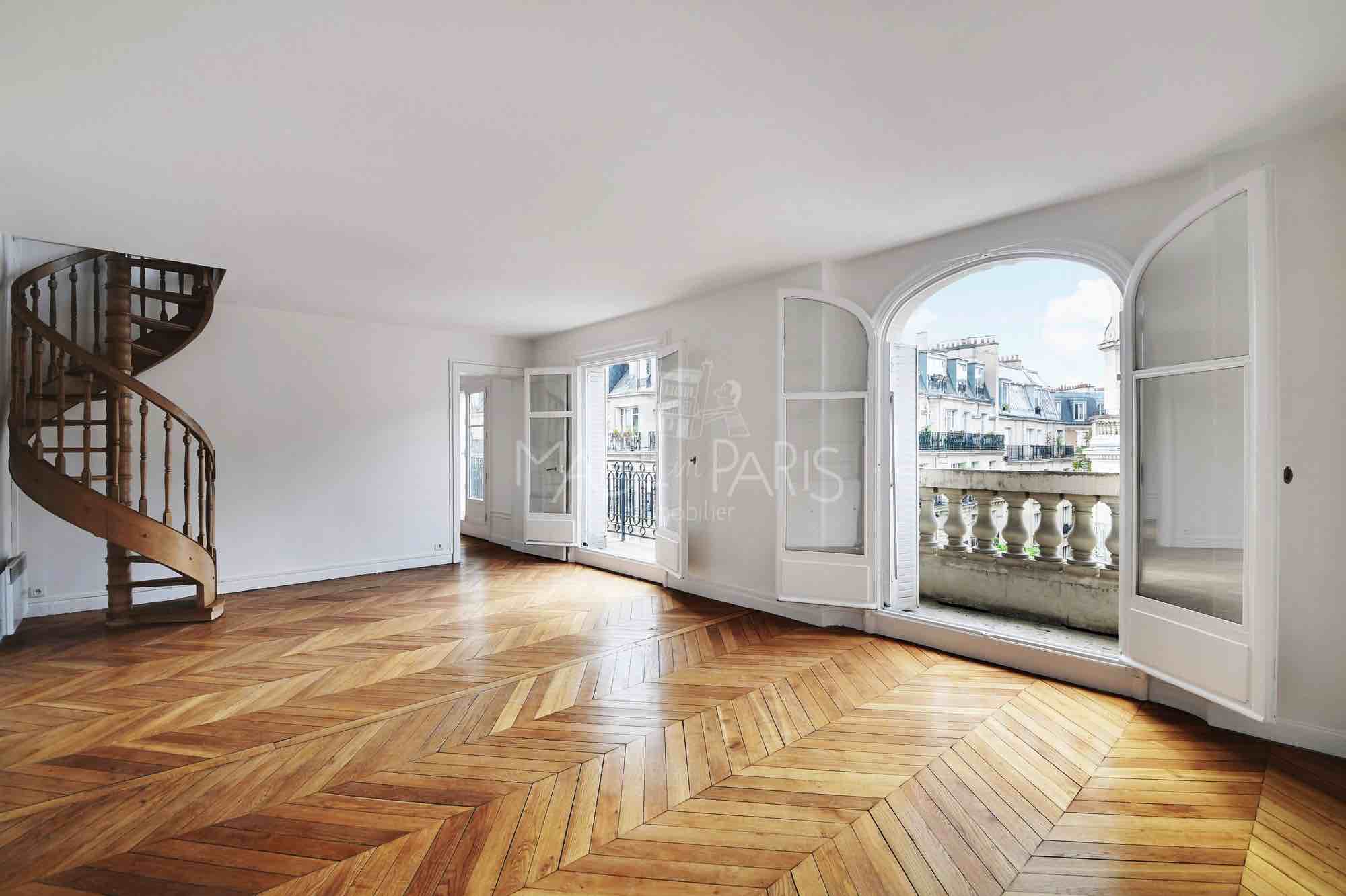 Made in Paris Immobilier - Photo du séjour d'un appartement en location composé de 5 Pièces et situé à Paris - 75015
